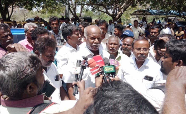 உப்பள தொழிலாளர்கள்  தூத்துக்குடி கலெக்டர் அலுவலகம் முற்றுகை: உப்பு உற்பத்தி வாழ்வாதாரத்தை பாதுகாக்க வலியுறுத்தல்