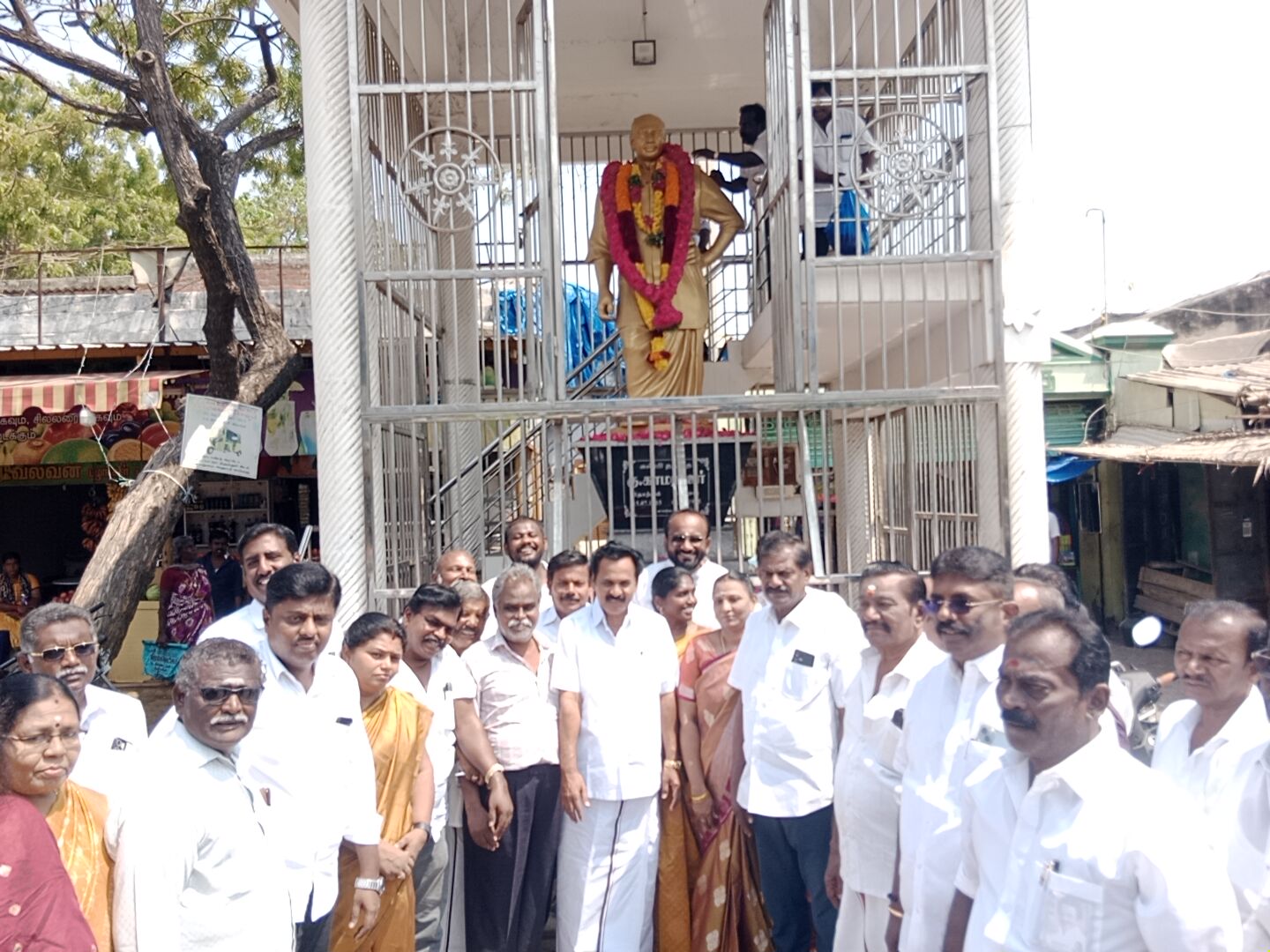 அக்டோபர் 02 காந்தியடிகள் பிறந்தநாள் காமராஜர் நினைவு நாள்  - தூத்துக்குடி வடக்கு திமுக சார்பில் சிலைகளுக்கு மாலை அணிவித்து மரியாதை